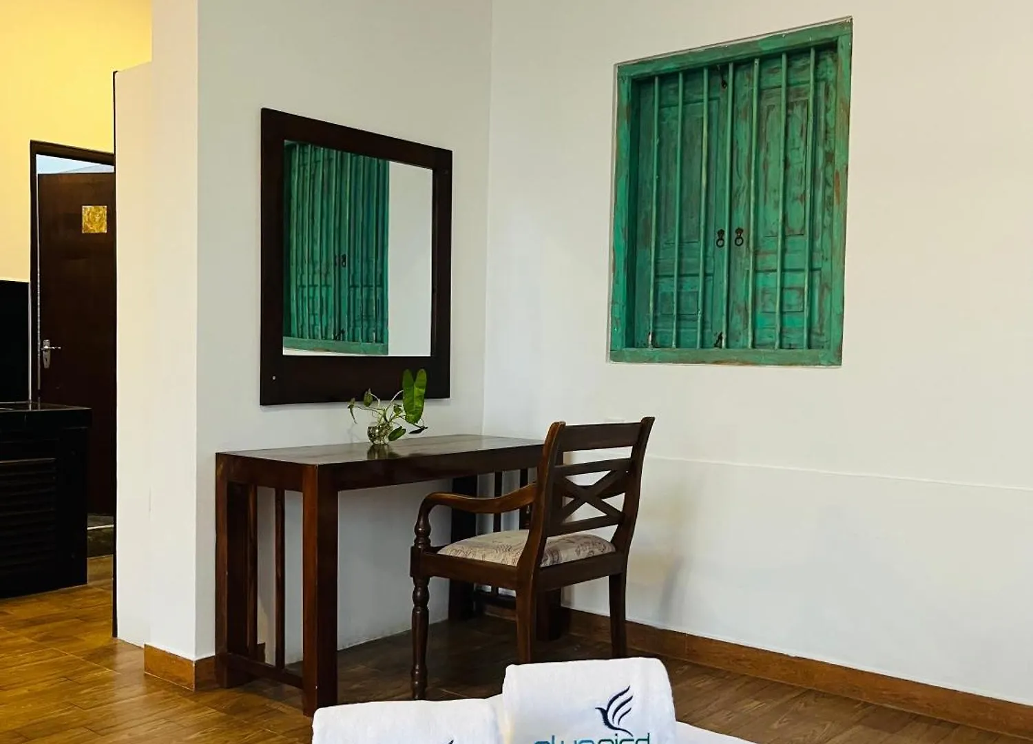 The Cave By Blue Bird Hotel Negombo