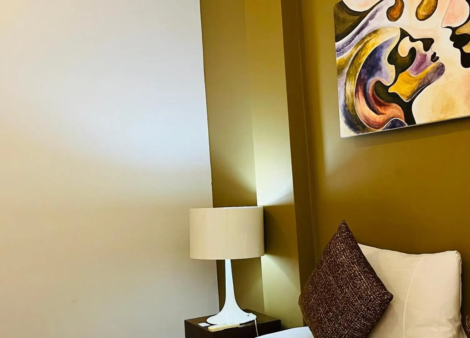 The Cave By Blue Bird Hotel Negombo