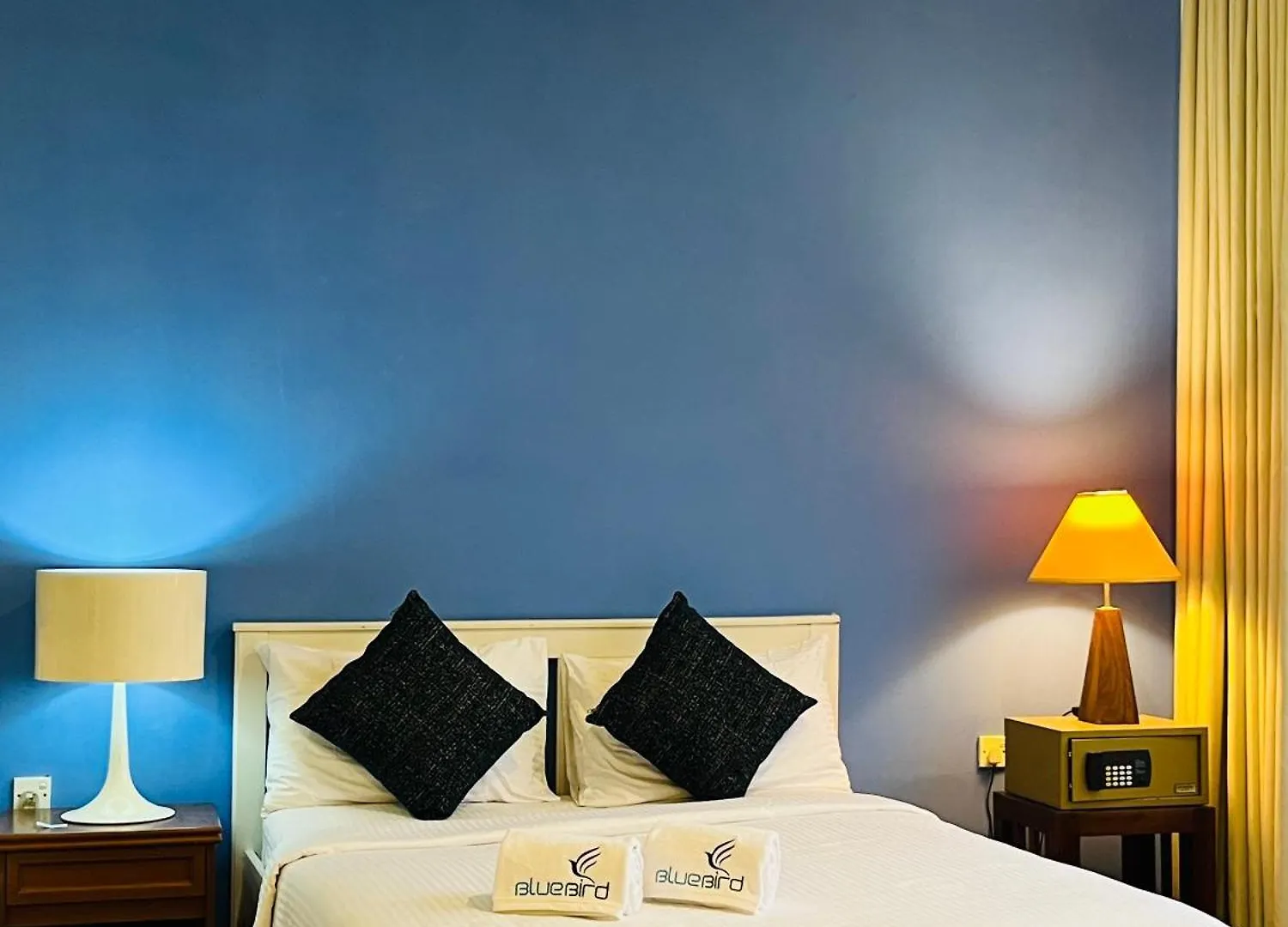 The Cave By Blue Bird Hotel Negombo