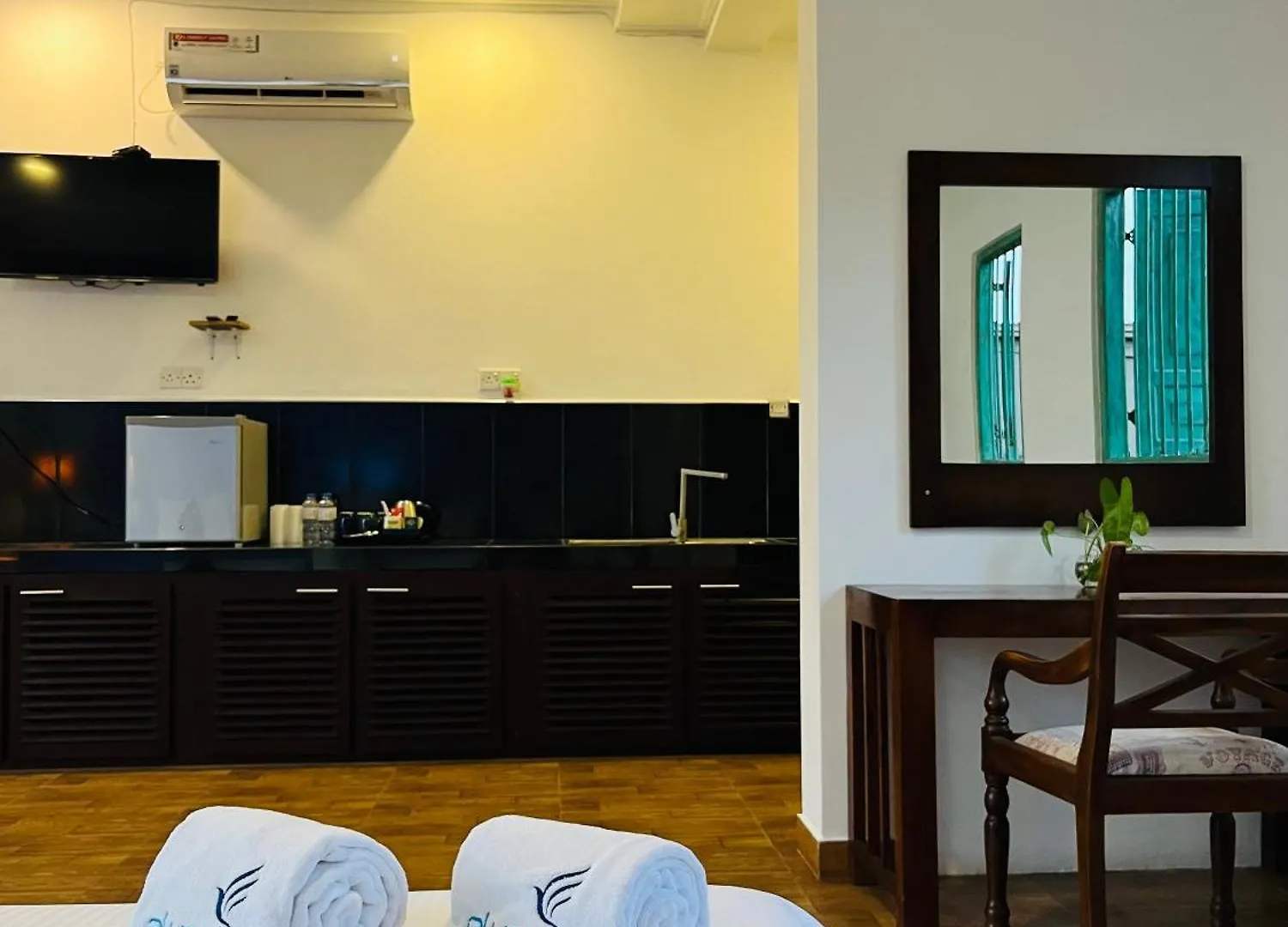 The Cave By Blue Bird Hotel Negombo