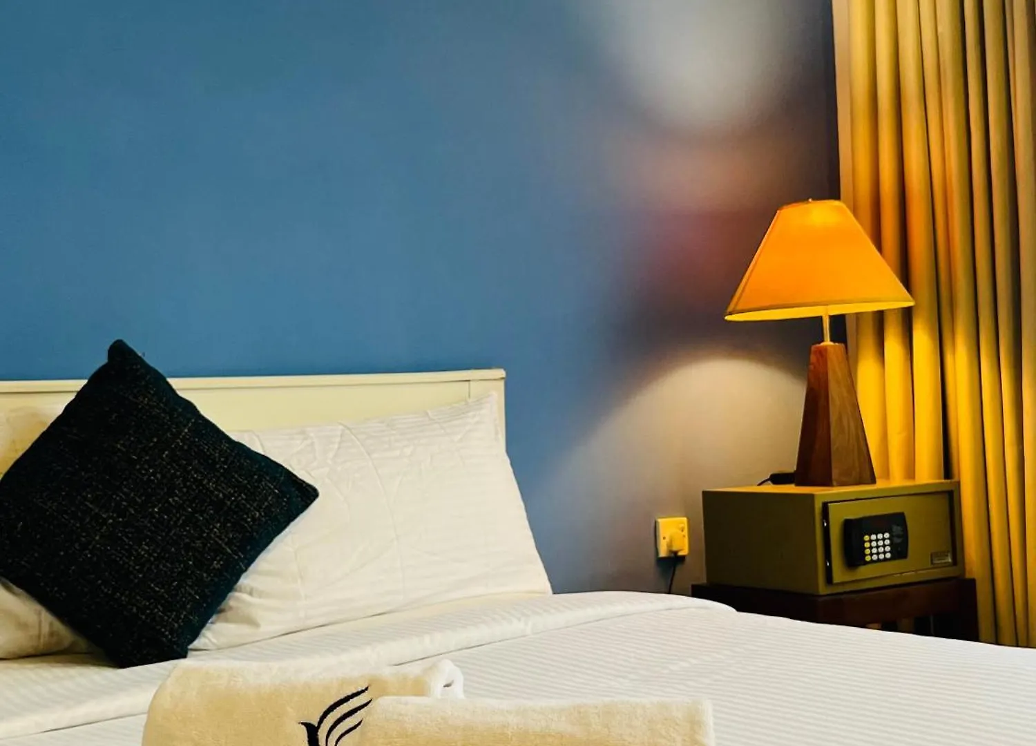 Hotel The Cave By Blue Bird Negombo