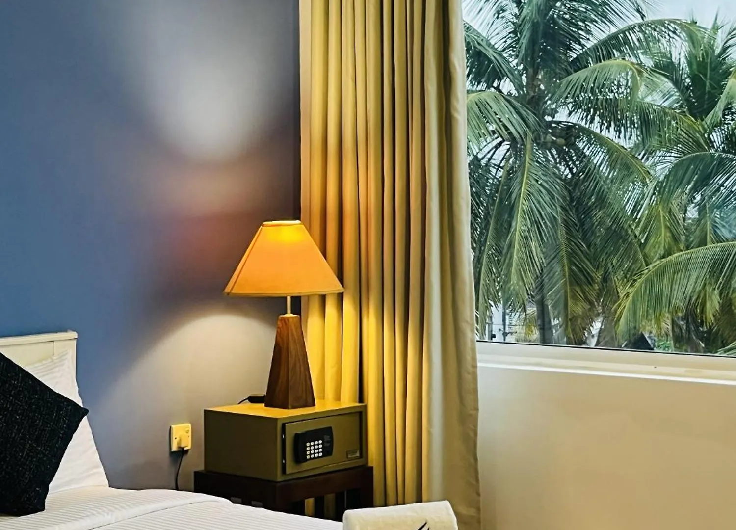 Hotel The Cave By Blue Bird Negombo Sri Lanka
